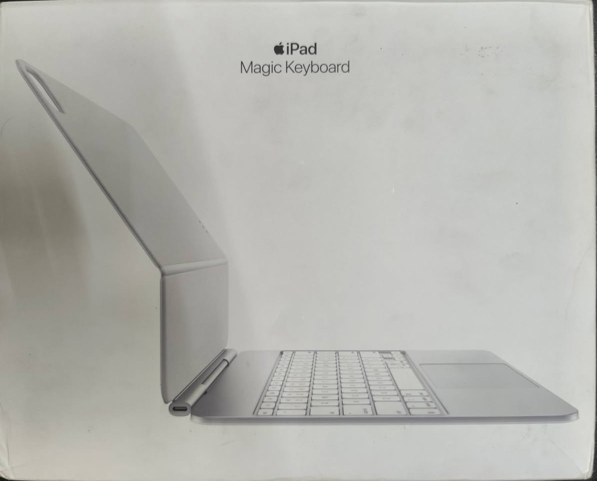 ✨ لأصحاب الـ iPad Pro… هذا الكيبورد يغيّر تجربتك! ✨
⌨️ Apple Magic Keyboard الأصلي — جديد وغير مفتوح من الباكيت 📦🔥
تصميم أنيق وفخم، يحوّل الـ iPad إلى تجربة قريبة من اللابتوب 💻
✅ مخصص لـ iPad Pro 13-inch
✅ متوافق مع M4 و M5
✅ مفاتيح عربية وإنكليزية بإضاءة خلفية
✅ Trackpad كبير وسلس
✅ زوايا مشاهدة متعددة
✅ تثبيت مغناطيسي قوي
✅ منفذ USB-C للشحن التمريري
✅ تصميم نحيف وأنيق
📦 الكيبورد جديد تماماً، غير مفتوح من الباكيت
💰 السعر: 500,000 دينار
🤝 وبيه مجال للتفاوض
📩 للاستفسار والشراء راسلنا على الخاص او واتساب
***********

نص مكتوب في الصور:
- iPad Magic Keyboard for iPad Pro 13-inch لوحة مفاتيح ذكية بتصميم أنيق مفاتيح بإضاءة خلفية تجربة كتابة مريحة حتي في الإضاءة المنخفضة تصميم قابل للتعديل بعدة زوايا لراحة أكبر لوحة تتبع كبيرة مع دعم اللمس المتعدد للتحكم الدقيق اتصال مغناطيسي قوي تثبيت سريع وآمن منفذ USB-C للشحن ونقل البيانات يوفر حماية لجهازك أثناء الاستخدام والحمل تصميم نحيف وأنيق وسهل الحمل منغاتيح عربية وإنكليزية (M4 و M5) Apple Magic Keyboard الموديل: A2974 مخصص لـ: iPad Pro 13-inch (M4 و M5) منفذ USB-C للشحن زوايا متعددة للتعديل تثبيت مغناطيسي قوي إضاءة خلفية للمفاتيح تصميم نحيف وأنيق 500,000 دينار وقابل للتفاوض للجادين منتج أصلي جودة عالية . أداء مميز