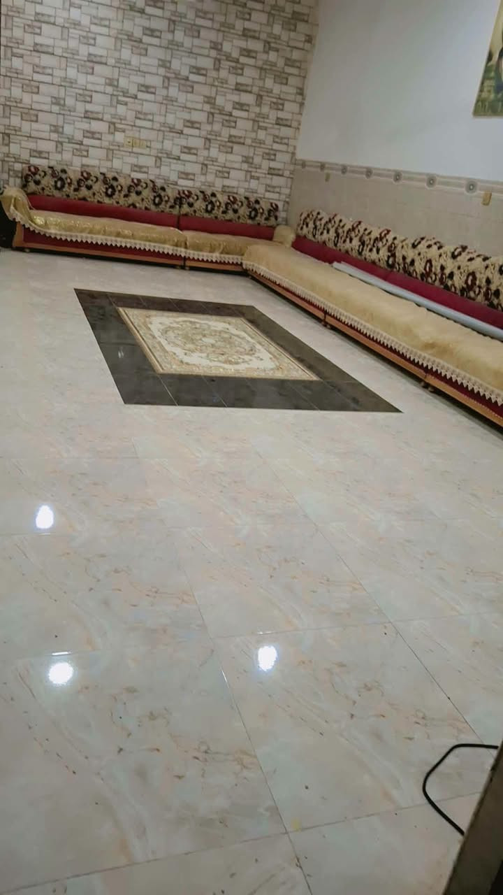 السلام عليكم بيت للبيع طابو زراعي المساحة250متر بناء حديث عالي عن الشارع يحتوي علئ غرفتين نوم وهول كبير وصاله ومطبخ وصحيات خارجية وداخلية العنوان محيزم 4 شلرع شريفه ع مقابل الملعب الخماسي وقريب من شارع 100 للاستفسار الاتصال علئ الرقم ***********
السعر125 وبيه مجال
