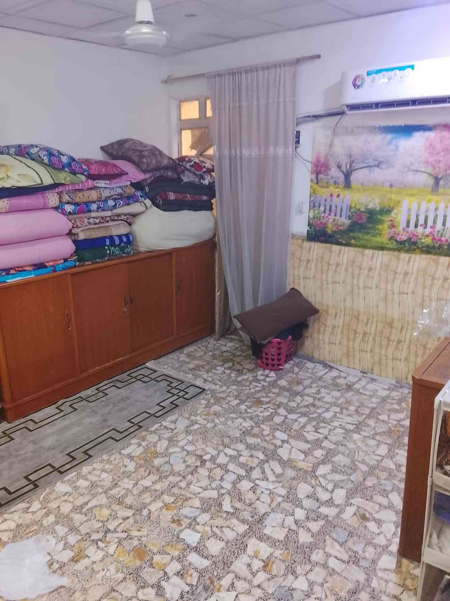 بيت للبيع بشارع المطار القديم مقابيل الجامع الذهبي قرب مدرست الجنائن 100متر مربعه اساس صب سقف صب بناءبلوك طفيلي كاشي درجه وله وسيراميك كله سقوف ثانيويه بي 3غرف وحده جوه وثنين فوك واستقبال وصاله ومطبخ وحمام جوه وحمام فوك وحمام خرجي البيت شغل درجه ولوه وكامل مرقم ومشمول بل تطويب قرار 25 ابيت قريب عل شارع يعني يبعد 200متر عن الشارع المطار القديم سعره 38وبيه مجال رقمي ***********
