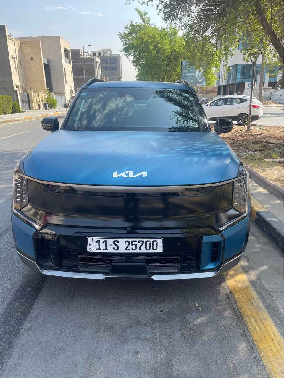 كيا KIA ev 9 GT lain 2024 كهربائية بالكامل
ماشية 60 الف كم 
7 راكب سياحي كشن منفصل 
فول الفول اعلى مواصفات 
فتحة سقف + فتحة انارة سقفيه 
كشنات جلد كهربائية تدفئة وتبريد وللسايق تدليك 
فول كاميرات 
فول حساسات 
فول رادارات 
بطارية كبيرة 
تمشي بالشحنة من 550 الى 600 كم 
شاحنة ما وياها لازم تشتري 
صور حدث مرفقة 
تبديل بنيد وجنطة وصبغتهن 
جاملغ خلفي مصبوغ 
ايرباك دركة فقط 

مرقم بغداد شهداء 
*********** هذا رقمي 
مكاني بغداد الحرية بغداد, العراق
