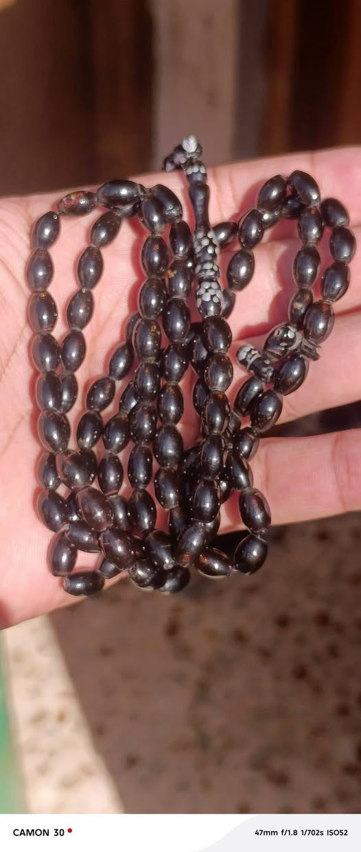 السلام عليكم سبحتين يسر ١٠١ مصري فول فاير وحده كصه بيض الحمام وحده برميليه السعر للسبحين ب١٦٠ بصرة ***********
