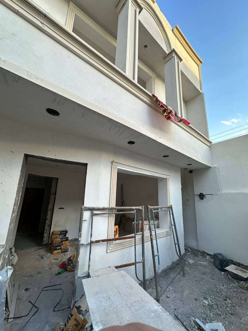 للبيع بيت 🏡 طابو صرف فى #الشرطه_الخامسه قرب الشارع العام مساحته #١٠٠م واجهه ثمانية 
بناء حديث 
#تسليم_مفتاح 🔑 يحتوي على #ثلاث_غرف_نوم 😴 وصاله ومطبخ وخدمات وبيتونه للإستفسار اتصال 🤙 على #الواتساب على الرقم 
***********
#الجميع
