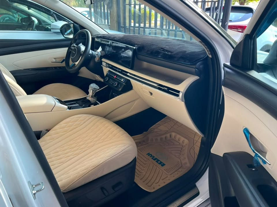 🚗 للبيع: هونداي توسان 2025 – بحالة الوكالة شبه جديدة! 🚗
فرصة لا تُعوّض لاقتناء إحدى أكثر السيارات مرغوبية وعملية، بنظافة الوكالة واستخدام حشيم جداً!
📌 تفاصيل السيارة:
 الموديل: 2025
 العداد (الممشى): 11,000 كم فقط (قيد الاستخدام البسيط)
 الحالة: ماكينة، وقير على الشرط (بحالة الوكالة) بدون اي ملاحظات
✨ أبرز المواصفات:
 المحرك: 4 سلندر بـ أداء اقتصادي وقوي
 الشاشة: شاشة معلومات وترفيه تعمل باللمس وتدعم Apple CarPlay و Android Auto
 الكاميرا: كاميرا خلفية دوارة مع حساسات للمساعدة في الوقوف
 التحكم: عجلة قيادة متعددة الوظائف (تحكم بالصوت والأوامر)
 أنظمة القيادة: اختيار وضعيات القيادة (Drive Mode)
 الأمان: نظام منع انغلاق المكابح (ABS)
 التصميم: إضاءة LED نهارية وتصميم عصري وجذاب
 المكيف: خافي وممتاز جداً مع فتحات تكييف خلفية
📝 ملاحظات
 السيارة تحت الضمان
 صيانة منتظمة
 الداخلية والخارجية بحالة ممتازة جداً ولا تحتاج أي مصاريف
📞 للتواصل والاستفسار (واتساب أو اتصال): [***********]
📍 الموقع: [ديالى] رقم بغداد مشروع وطني
💰 السعر المطلوب: [230$] مع المجال البسيط

