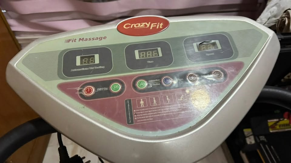 هذا الجهاز هو جهاز الهزاز الرياضي (Crazy Fit Massage)، وهو عبارة عن منصة اهتزاز للجسم بالكامل تُستخدم لعدة أغراض رياضية وصحية:
 تنشيط الدورة الدموية: تساعد الاهتزازات القوية على تحفيز تدفق الدم في العضلات والشرايين.
 تقوية وتحفيز العضلات: تُجبر الاهتزازات العضلات على الانقباض والاسترخاء بسرعة لثبات الجسم، مما يساعد في تحسين المرونة والتوازن.
 تخفيف آلام وتشنج العضلات: يُستخدم كجهاز مساج وتسخين للجسم قبل أو بعد التمرين لفك التشنجات.
 المساعدة في حرق السعرات: يُستخدم كعامل مساعد مع الرياضة والنظام الغذائي لتحسين مظهر الجلد والتقليل من السليوليت.

للبيع مكاني بغداد الحريه 
سعر 200 وبي مجال 
***********
