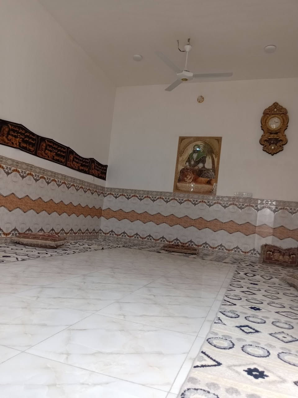 ٣٠٠م • غرفتين • حديقة
