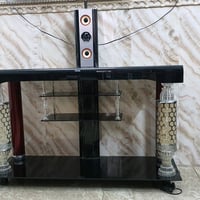 ميز تلفزيون • مشغل MP3 • إنارة جانبية