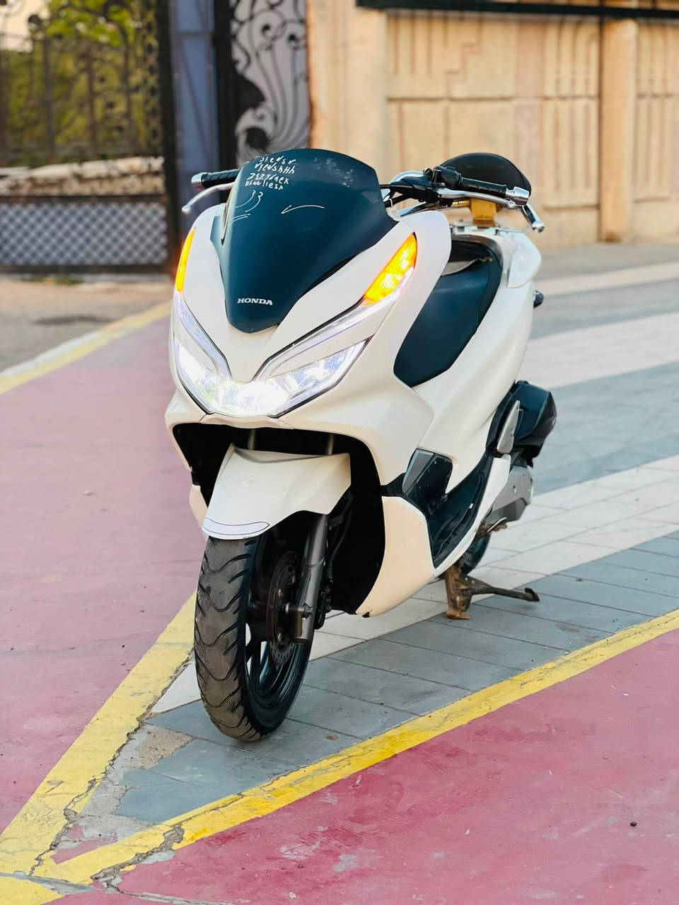 للبيع دراجه pcx  جيل ثالث بصمه الحديث  مكينه 150 حساس حرف A نوزل خطين ستان كهربائي ماشية18 الف زيرو الدراجه مال بيت حساس ازدحام دراجه جديده  حساس شلعه معدل خير من الله دراجه تتعب تكول جديده مال جناي  مكان بغداد الكرخ السعر 14 ونص وبيهه مجال والاستفسار *********** بغداد, العراق

نص مكتوب في الصور:
- HONDA
