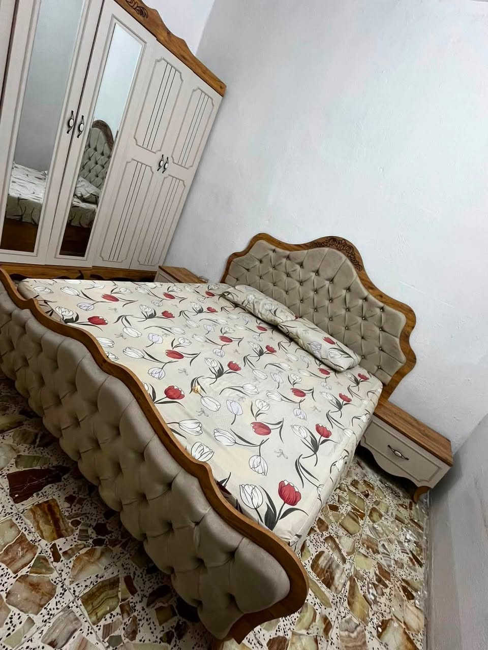 غرفه تركيه اخت جديديه 8 قطع( ملاحضه بيه ضربه ب ميز مال تواليت خفيفه ) سعر 950 وبيه مجال تواصل *********** مكان بغداد

