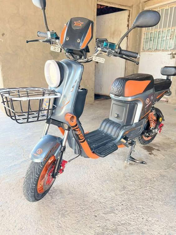 السلام عليكم .. دراجه شحن r92025ما ناقصه شي جديده تايرات جدد دبلات جدد لايت عالي ناصي زنون  خمس بطاريات  تشغيل عن بعد   سعر دراجه 450وبيه مجال عنوان حله قرب مطعم ثابت الستفسار ***********عله هاذه رقمي بي واتس

