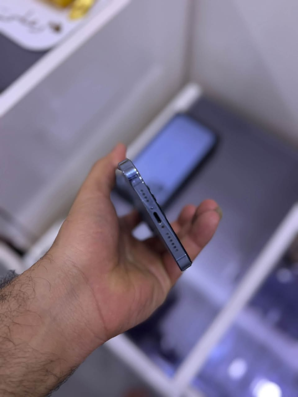 ايفون ١٣ برو ماكس جيس جديد معنى كلمه جهاز ستخدام بيت جهاز ياباني بطاريه ٨٦ سعره٧٠٠ مكاني البصره ***********

نص مكتوب في الصور:
- ٣:٣٧
- حالة البطارية والشحن
- كما هو الحال مع البطاريات القابلة لإعادة الشحن، بطارية الهاتف قابلة للاستهلاك وتصبح أقل فاعلية مع الوقت. معرفة المزيد...
- ٨٦٪
- الحد الأقصى للقدرة
- هذا قياس لقدرة البطارية مقارنة بقدرتها عندما كانت جديدة. قد تتسبب القدرة المنخفضة بتقليل ساعات الاستخدام بين عملية الشحن والأخرى.
- أقصى قدرة للأداء
- ستساعد الأنظمة المضمنة في النظام والمكونات في تخفيف آثار الأداء التي قد تلاحظها أثناء التقدم الكيميائي في عمر بطارية iPhone.
- شحن البطارية المحسن
- للحد من استنزاف عمر البطارية، يتعلم الـ iPhone من عادات الشحن اليومية، بحيث ينتظر ولا يتجاوز ٨٠٪ حتى يحين موعد حاجتك إلى استخدامه.
- حول
- < iPhone
- إصدار iOS
- < 26.7
- اسم الطراز
- iPhone 13 Pro Max
- رقم الطراز
- MLJD3J/A
- الرقم التسلسلي
- X9NJG90P3Q
- الأغاني
- الفيديوهات
- الصور
- السعة
- ٢٥٦ غ.ب.
- متوفرة
- ٢٣٩,٨٨ غ.ب.
- عنوان Wi-Fi
- F4:BE:EC:51:37:04
- Bluetooth
- F4:BE:EC:59:9C:6D
- البرنامج الثابت للمودم
- 5.51.03
