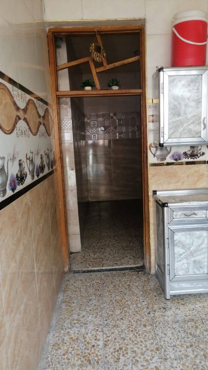 سلام عليكم دار اللبيع بغداد العبيدي مساحته الدار 200او كثر من 200 الموقع واقع حال بنيان جديد يحتوي ع عرف نوم العدد3 وصاله ومطبخ واستقبال معزوله عن البيت وحمامات العدد2 واحد داخلي واحد خارجي وتوك وطرمه جبيره وسعر الدار 85وقابل التفاوض رقم الهاتف واتساب فقط ***********
