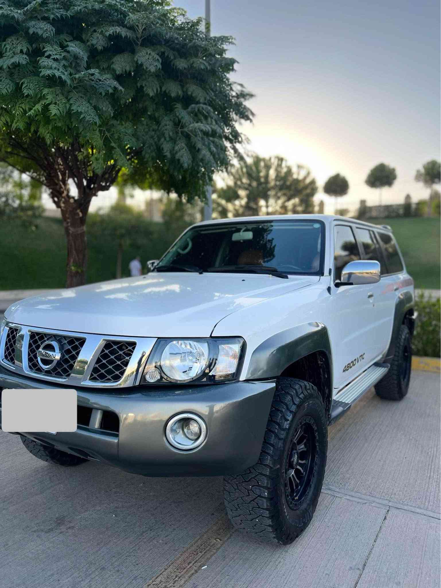 السّـلام عليكم 
نيسان باترول  فتك سفاري خليجي وكاله العراق 
موديل 2018 
محرك عادي بدون تيربو المرغوب ويقبل تزويد فوول 
رقم سليمانيه انكليزي 

فول مواصفات سلايد وكشن مشمشي وسبعه راكب وكشنات كهرباء 

وتحكمات ستيرن وكاميرا 
جام مضلل ب السنويه وباج 80% 
ماشي 99 الف كيلو حقيقي شرط الفحص 
كير ومكينه وكهربائيات وصبغ وتعديل وشخط  ودبل كير كفاله عامة 
كير اوتوماتيك مابيه كل نقص 

بيه اضافات ترفيع دبلات ورباط وشمعه ARB اصلي 
من دبي
وعليه تاير BF جبلي وطخم ويل جدد 
وياه طخم تاير بالون اضافي 
سيارة قويه ونشطه جداا 
كله بشرط 

مكان السياره السليمانيه المركز 
للتواصل ***********/*********** السليمانية, العراق
