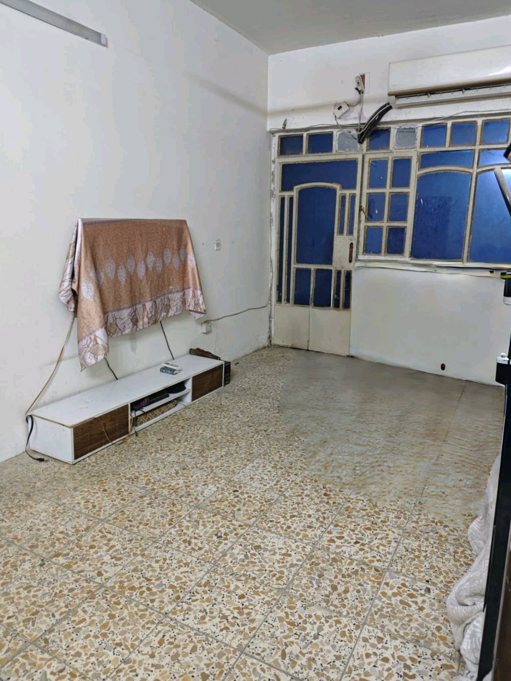 السلام عليكم 
متوفر بيت للبيع طابو صرف مساحته 80 متر  بغداد الشرطة الخامسه يتكون من طرمة وهول كبير ومطبخ وترك وصحيات والطابق الثاني غرفة نوم وبالكونة وسطحين سعره جدا مناسب للاستفسار يرجى الاتصال على هاي الارقام 
‏‪***********‬‏
‏‪***********‬‏