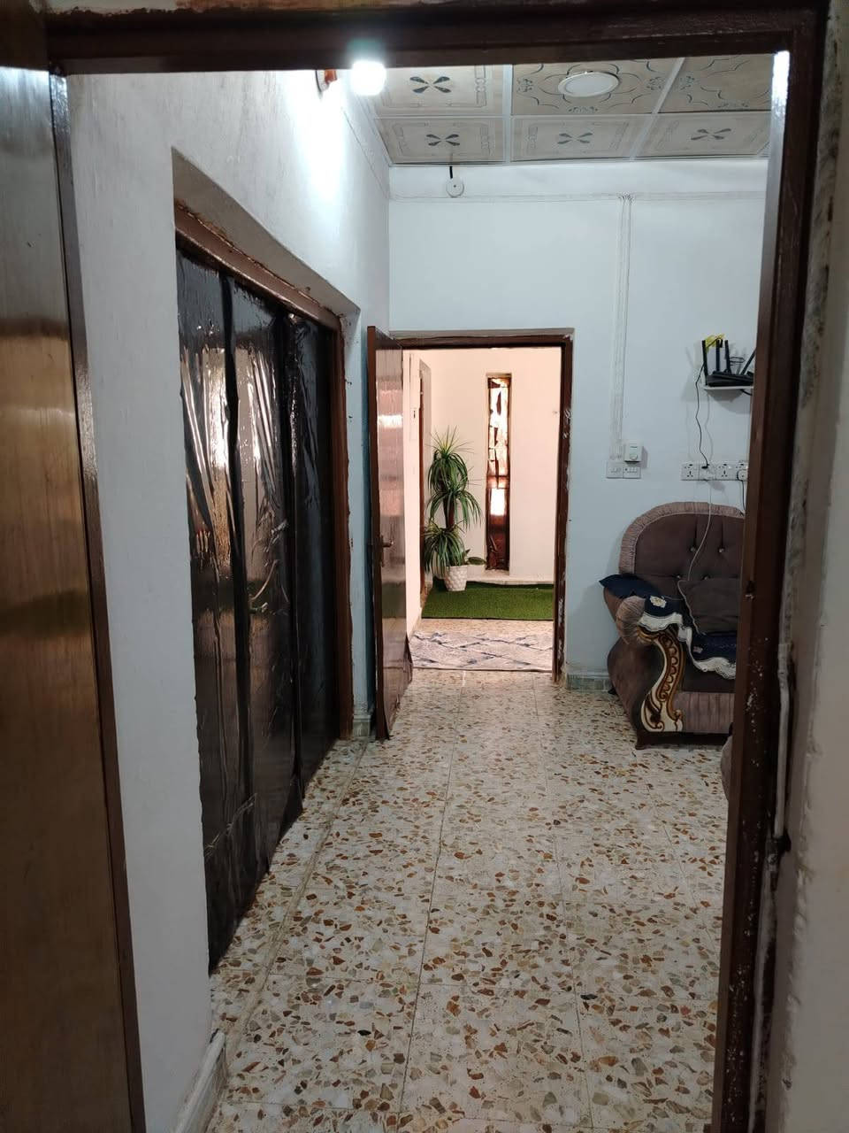 دار البيع طابو صرف المساحة 250 متر طابقين
السعر 218 بي مجال 
العنوان شارع أسواق طيبه 
قرب مدرسه العبير 
كونكريت مسلح 
الواجهة 12 ونص النزال 20
يحتوي الدور على كراج سياره كبير ياخذ سيارتين
ستقبال كبيره صاله كبيره
مطبخ غرفه النوم عدد 2
صحيات داخليه وخارجيه
الطابق الثاني
صاله غرفه نوم عدد 2 كبار
مع سطح عدد2

 ارقم صاحب الدار

***********
