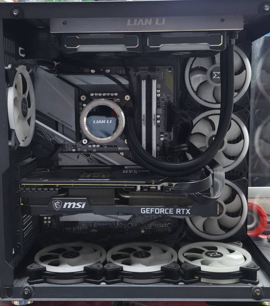 تجميعة احترافية RTX3080 مميزة للألعاب للبيع الاستفسار ***********
المواصفات الفنية للكمبيوتر

المعالج Intel Core i7-11700K :(CPU (الجيل

الحادي عشر - تردد 3.60GHz

بطاقة الرسوميات (NVIDIA GeForce RTX (GPU

3080 بحجم (10)

الذاكرة العشوائية (16GB :(RAM بسرعة 3666 MT/s

اللوحة الأم Z590 GAMING :(Motherboard نظام التشغيل: Windows 11 Pro الأصلي إصدار

(bit-64

لماذا تختار هذا الجهاز ؟

تشغيل أحدث الألعاب على أقصى إعدادات (Ultra

Settings) بأريحية تامة.

أداء سلس وممتاز في برامج المونتاج والتصميم مثل .Premier, Photoshop, 3D Max

معالج من فئة K يقدم قابلية لكسر السرعة وأ

المهام الثقيله
