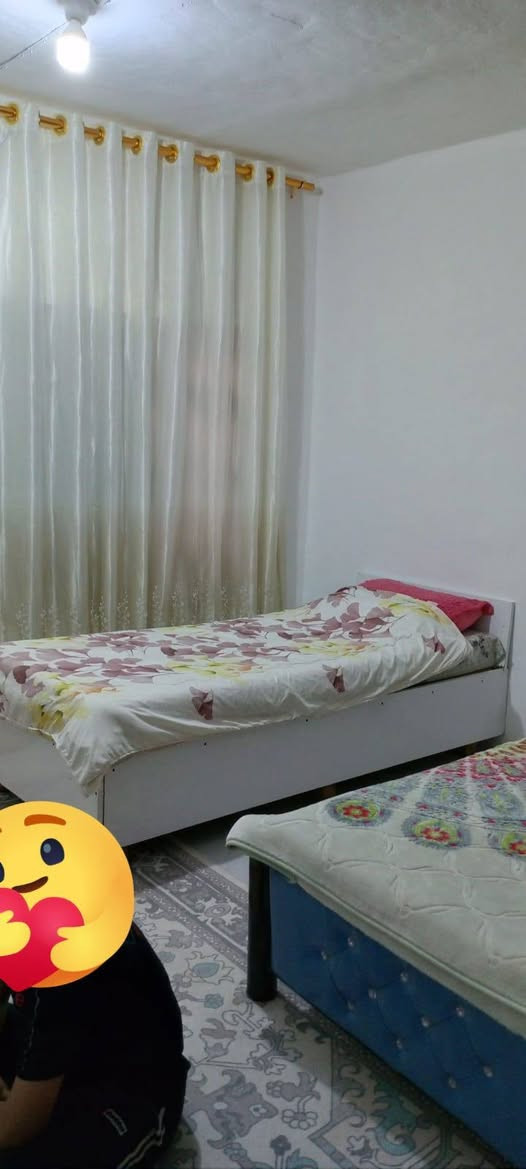 اسلام عليكم 
بيت للبيع تعمير جديد كهربائيات كله جديد مساحه 100م 
يتكون من 
2غرفه
٢تهويات 
صحيات حمام داخلي وصحيات خارجيه 
طارمه ازغيره 
مطبخ جبير 
سعر :::::::(١٧) مليون 
مع كيزر جديد 
تانكي جديد 
مراوح سقفيه 
وماطور ماء جديد 
عنوان سماوه  حي الجمهوري خلف الدفاع المدني  
 اي استفسار اتصل  *********** ارقم بي واتساب 
المقرنص بل باب نت ضوءي
