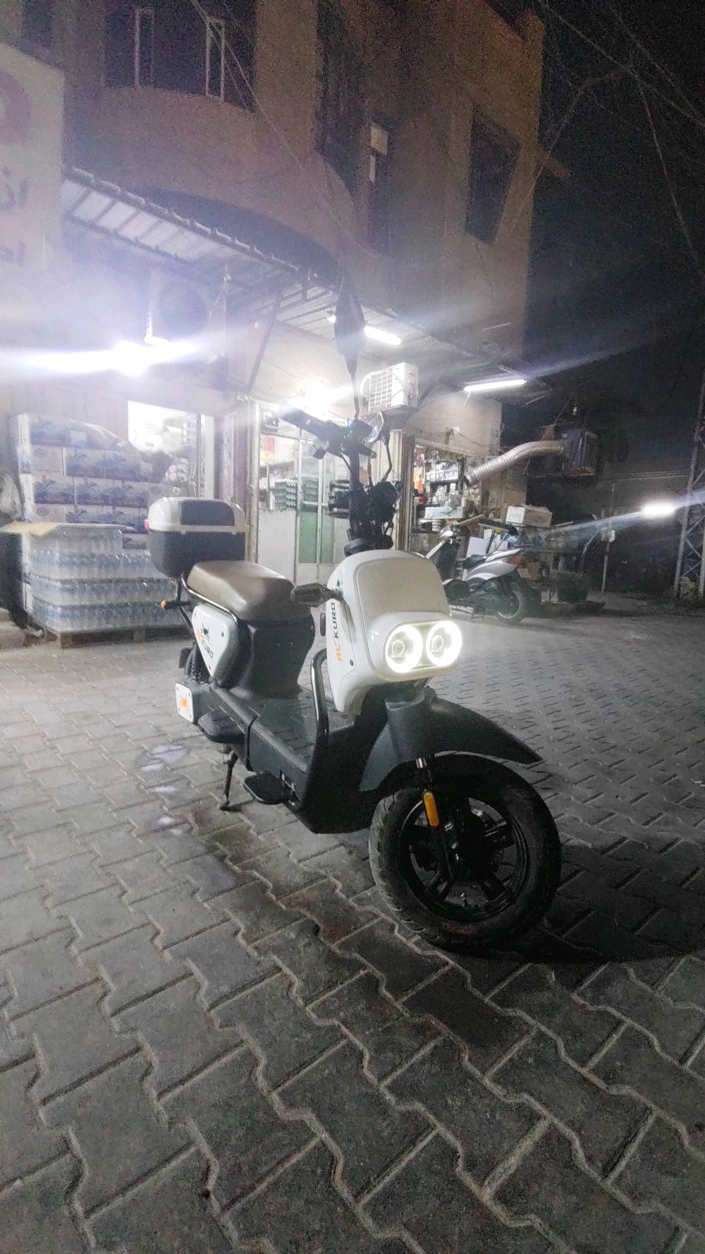 الدراجة لبيع حلوا السرعا99
وين مكانك بالضبط بالإخوة/المنطقة حتى اللي يريد يجي يشوفها؟: 
جكوك
شكد حالة البطارية؟ وكم بطارية بيها وهل بعدهن زينات لو محتاجة تبديل؟: 
5