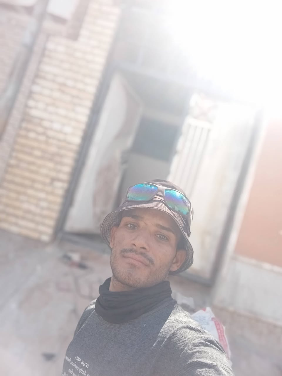 حداد للعمل كافه اعمال الحداده باب شباك سندويج كيربي مسقفات محجرات كيسبان ***********حداد متنقل

نص مكتوب في الصور:
- CapCut AI