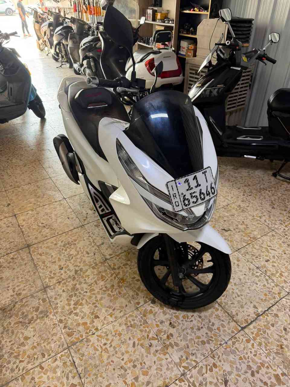 معرض الواثق لتجارة الدراجات النارية
متوفر هوندا Pcx الجيل الثالث محرك 125 سيسي
رقم بغداد الانكليزي عداد الممشى 31km 
هزة وفحص متانة جديد جاهزة نص ساعة تستلم سنوية ب اسمك 
السعر 33 ورقة وبيها مجال حك الجية شرفوني واني خادم للكل 
***********
***********
