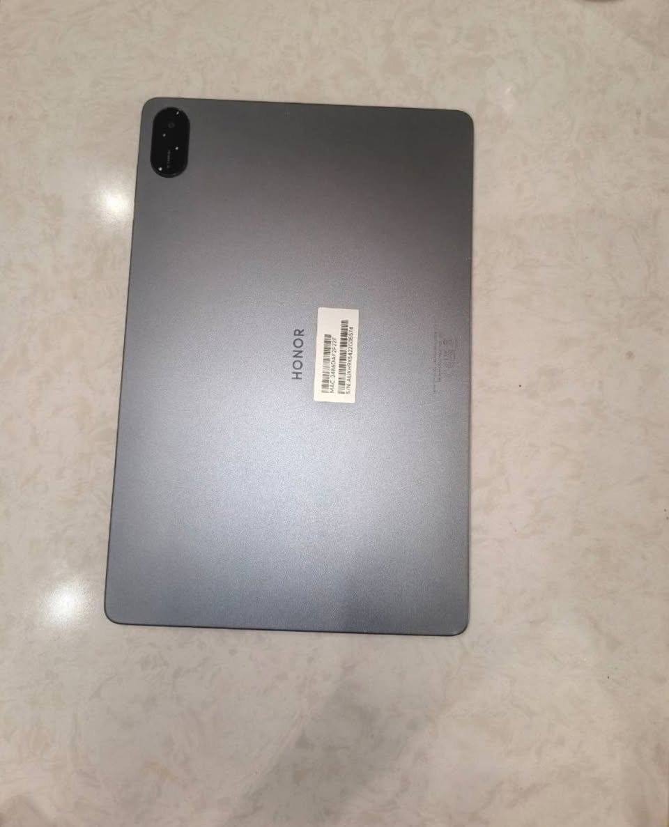 السلام عليكم
للبيع: تابلت Honor Pad X8a مستعمل بحالة ممتازة جداً ✨
جهاز ممتاز جداً للدراسة، العمل، ومتابعة الأفلام والألعاب!
المواصفات
الشاشة: كبيرة بحجم 11 بوصة بدقة FHD+ وتردد 90Hz (ألوان ممتازة وحركة سلسة للغاية).
الصوت: 4 سماعات ستيريو صوتها قوي ونقي جداً.
البطارية: ضخمة 8300 ملي أمبير تدوم معك يوم كامل من الاستخدام المتواصل بدون قلق.
المعالج: Snapdragon 680 (سريع وأداؤه ممتاز وموفر للطاقة).
النظام: يدعم جميع خدمات نظام جوجل بالكامل (Google Play).
المساحة والرام: : 64 أم 128] جيجابايت + 4 جيجا رام.
حالة الجهاز :  أخو الجديد / نظيف جداً خالي من الخدوش والعيوب /
***********
 💸السعر خاص💸
