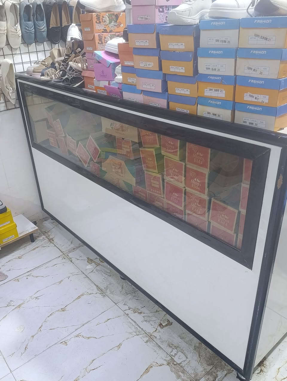طاولة عرض • كوت الزهراء