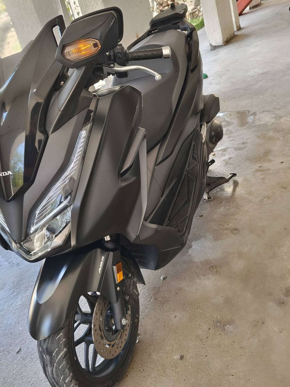 للبيع: هوندا فورزا 300 (Honda Forza 300) - صفر 13 🛵🔥
ماشاء الله.. دراجة بنظافة العارضات، بلادية بحالة الشركة وجاهزة للركوب مباشرة بدون أي مصاريف.

​أبرز المواصفات والتفاصيل:

​الموديل: هوندا فورزا - صفر 13.

​العداد (المسافة): ماشية 26,696 كم فقط.

​نظام المكابح: مانع للانزلاق (ABS) أمامي وخلفي لأعلى درجات الأمان.

​الإضاءة: منظومة إنارة LED كاملة (أمامية وخلفية وإشارات بالمرايا) بنظافة ممتازة.

​الجام الإلكتروني: جيل تحكم كهربائي متحرك للتحكم بارتفاع الجامة الأمامية.

​المحرك والبدي: نضافة بلاد، لون أسود مات (Matte Black) فاخر بدون شخوط، محرك ونواعم بشرط الفحص.

​الإضافات: قاعدة موبايل وقاعدة صندوق خلفي جاهزة.

​الأوراق: مكفولة وكاملة من كلشي.

​السعر: [28ورقه] (قابل للتفاوض البسيط للجادين).

المكان: [بغداد الشرطه الرابعه سويب].

التواصل: عبر الخاص أو الاتصال على الرقم: [***********].
