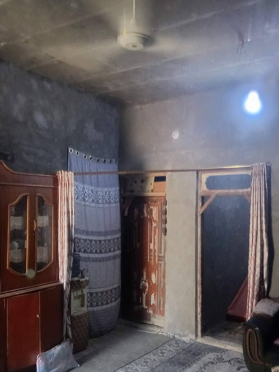 بيت ٢٠٠ متر 
غرفتين 
وصاله
ومطبخ
وصحيات خارجيه 
وساحه جبيره
السعر ٣٥ وبي مجال
للاستفسار
***********
