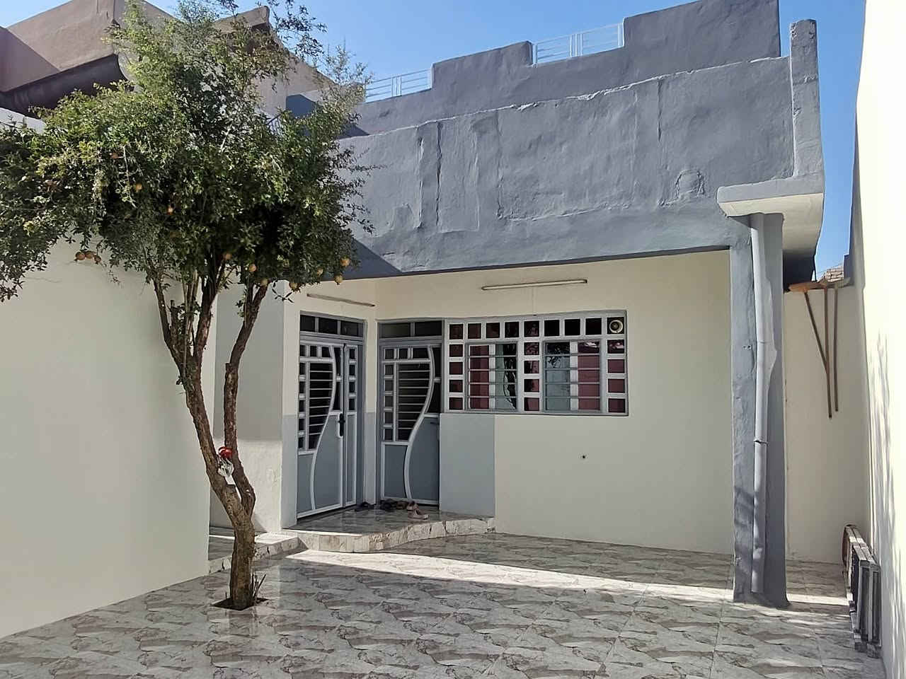 السلام عليكم ورحمة الله وبركاته 🌹
🏡 للبيع بيت مميز في حي الإصلاح الزراعي
📍 الموقع: خلف دور الأساتذة، قرب مولدة جبار.
🔹 المساحة: 260 متر مربع
🔹 البناء: طابقان
🔹 الواجهة: ركن
🔹 الملكية: ملك صرف باسمي
🔹 المميزات: يحتوي العقار على 8 محلات تجارية مفصولة ومستقلة عن البيت، مناسب للسكن والاستثمار.
📞 للاستفسار والتواصل: ***********
*********** — واتساب متوفر 📱
🌹 للجادين فقط، التواصل على الأرقام أعلاه.
