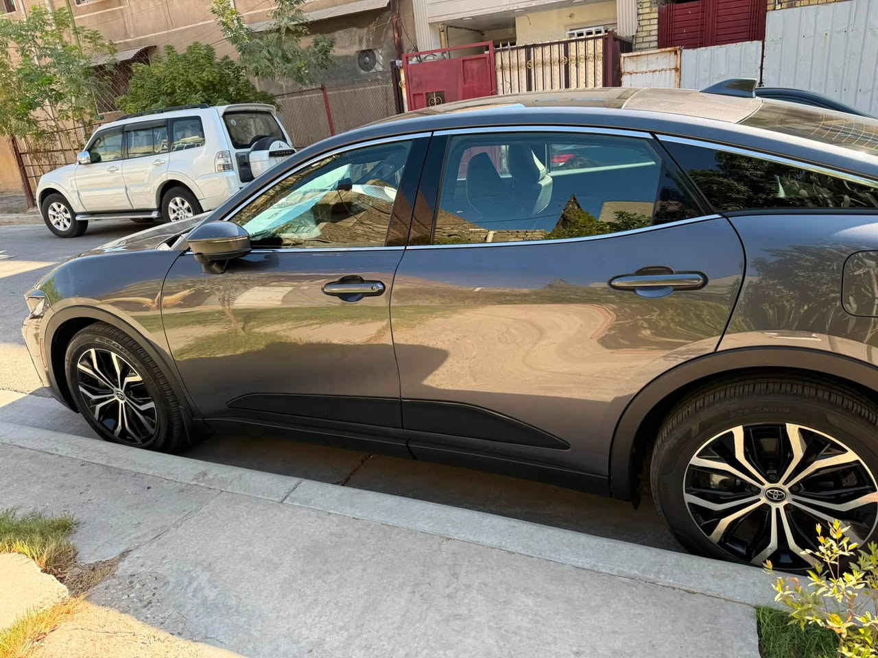 كراون فول لمتد هايبرد 2024 للبيع بدون ايرباك
محرك 2500 تنفس طبيعي ، سيارة فول لمتد
سيارة بانوراما و ٥ بصمات كراسي خزن وجلد وكهرباء وتبريد وتدفئة حتى الكراسي الخلفية وقطعتين تبريد وشاشة كبيرة وكاميرا خلفيه ورادارات وحساسات امامية وخلفية وجانبية وتوقف ذاتي وتحديد مسار عدادات دجتل وتحكم ستيرن جهتين ومري كهرباء وقلاب من ترجع للخلف ماشية ١١ الف ميل سيارة نظيفة وجديدة جداً وكامله من كل النواحي 
سيارة بدون ايرباك بدون شاصي بدون دواخل بيها ربع جاملغ امامي ايمن صبغ وشبر تعديل بارد بالبنيد فقط وصور الحادث موجودة
السعر ٢٧٢ ورقة وبيها مجال 
مكانها بغداد / حي العدل 
للاتصال ***********
