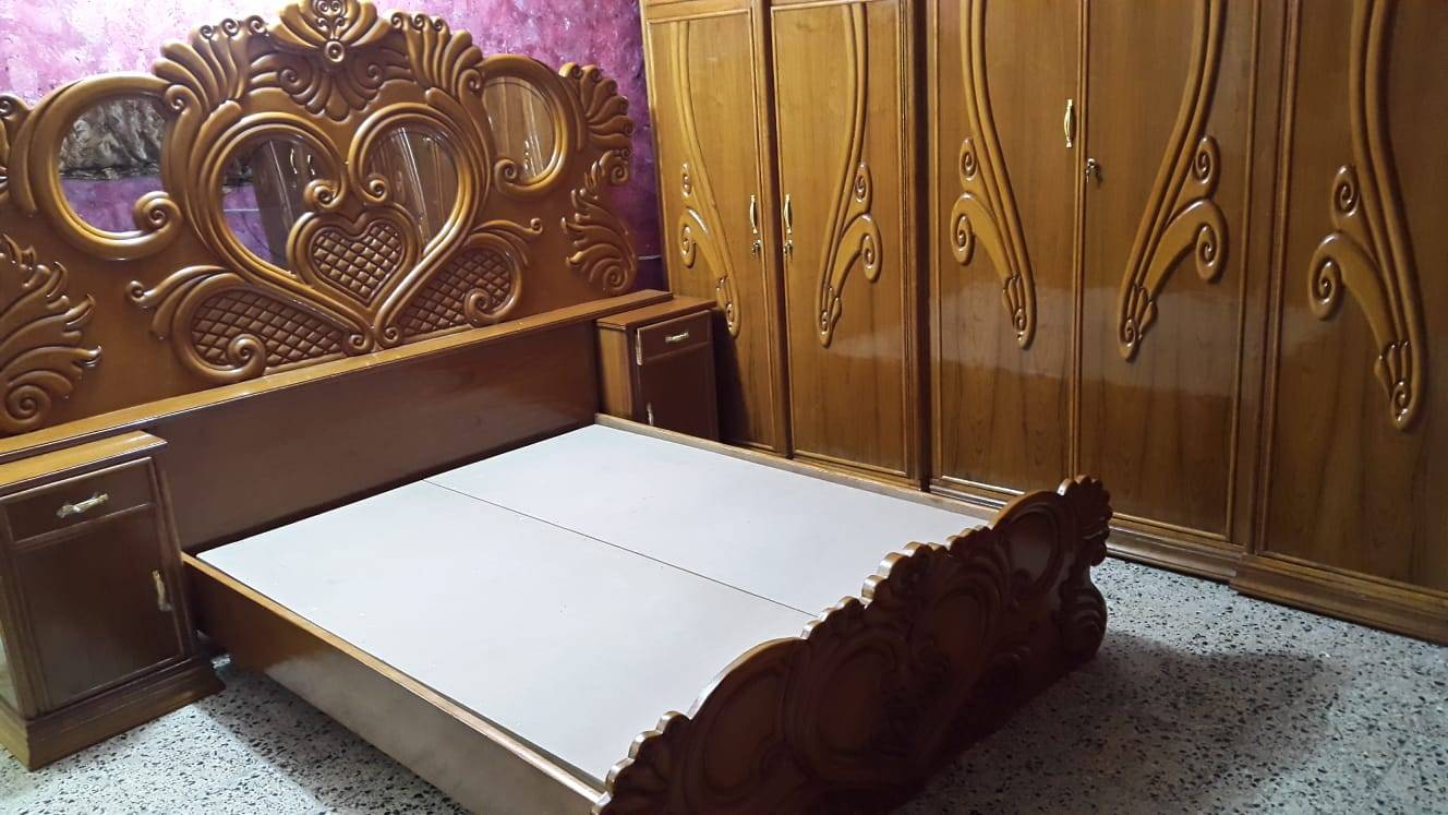 نجارة ضخمة • نظيفه جدا • تحتاج تلميع