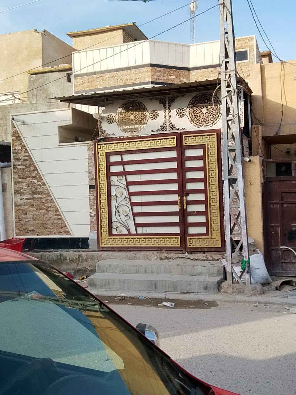 السلام عليكم  بيت 100 متر طابوصرف واجهه 6    حي النضال يبعد 100 متر عن مستوصف النضال والمدارس والروضه متوفر جميع الخدمات بنيان درجه اولى يحتوي عله غرفه واستقبال وصاله ومطبخ صحيات داخليه وخارجيه  للاستفسار الإتصال عله صاحب الدار ***********    ملاحضه البيت يباع مع الكاونتر و2 سبالت
