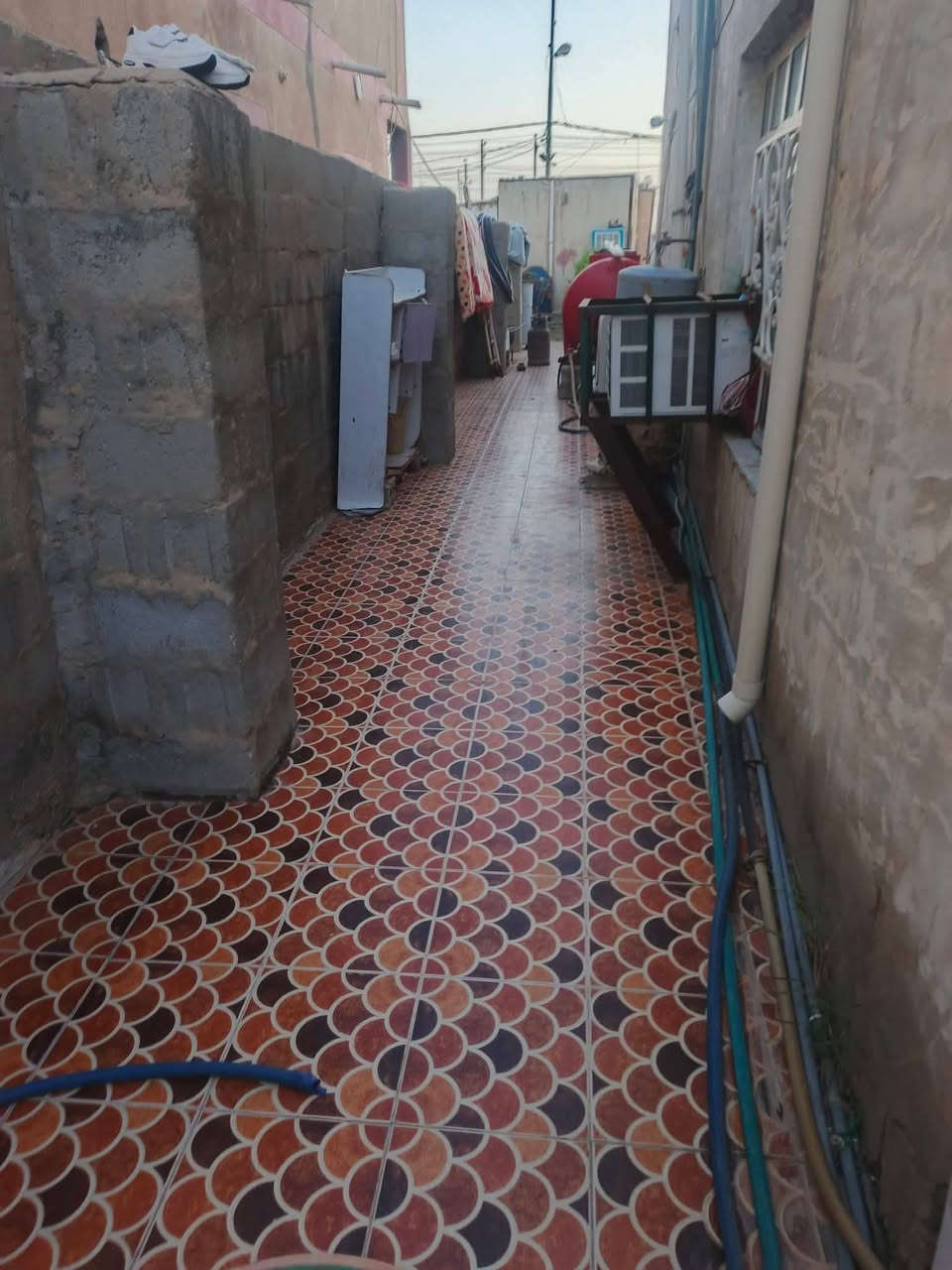 السلام عليكم
نصف دونم لبيع يحتوي على بيتين البيت الاول مساحته 250 متر يحتوي على ثلاث محلات تجاريه وحدائق وكراج للسيارات وطارمه واسعه يحتوي البيت عله الطابق الاول ثنين غرف وصاله ومضيف ومطبخ والطابق الثاني مشتمل كامل .....
...البيت الثاني مساحته 75 متر يحتوي البيت عله غرفه نوم واحده وصاله ومطبخ وحمامات وطارمه صغيره 
وره البيت كاع صالحه للزراعه 
موقع البيت طريق بغداد قرب مجمع الرحمان السياحي ...سعره 350 وبي مجال رقم الهاتف للاستفسار ***********
