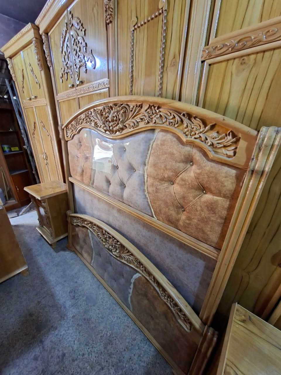 السلام عليكم غرفة عراقية  ثقيلة الوجه ٥ ملم صاج والداخل ٤ ملم  الزاوية كنتورية بأرتفاع الكنتور الصبغ الطبيعيي الغرفة نظيفة ومميزة بنقش الزان المصري دوشمة جديدة  كما موضح.بالصور موجود بيها درور هم   اي استفسار ع ***********❤️ مكاني بغداد البياع يوجد توصيل لجميع المحافظات ❤️
