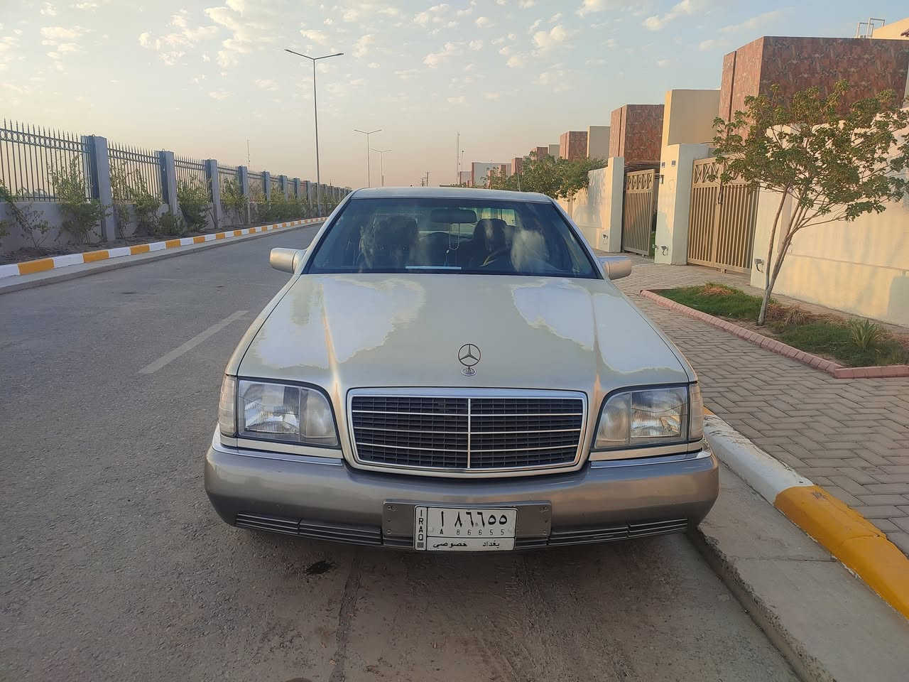 السلام عليكم
للبيع مرسيدس شبح موديل 93 
سيارة جاهزة من كلشي تبريد ممتاز 
غرفتها جديدة 
محرك تابوت
السيارة فقط جاردة يحتاجلها فقط صبغ 
السعر ٨٧ ورقة بيها مجال  
مكانها بغداد الكرادة 
للتواصل ***********
