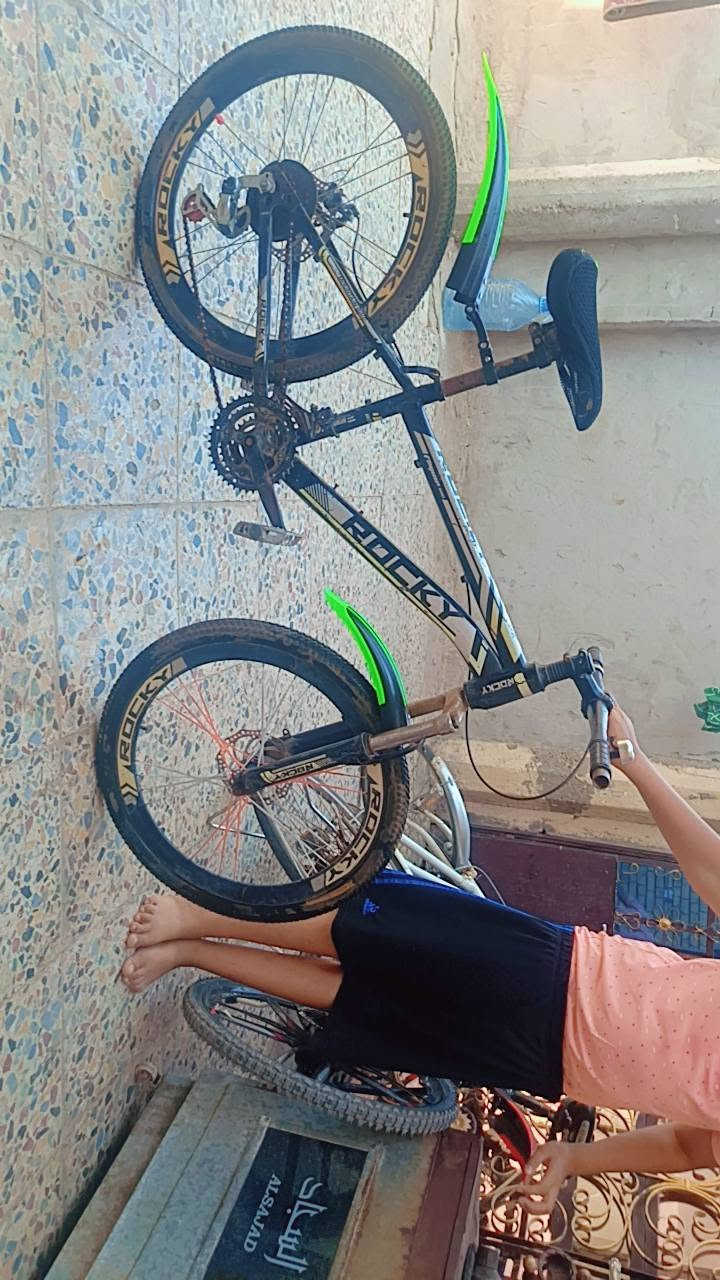 السلام عليكم بايسكل حجم 24ياباني نضيف للبيع السعر 40 شارع الطيار بنهايه التواصل ***********
