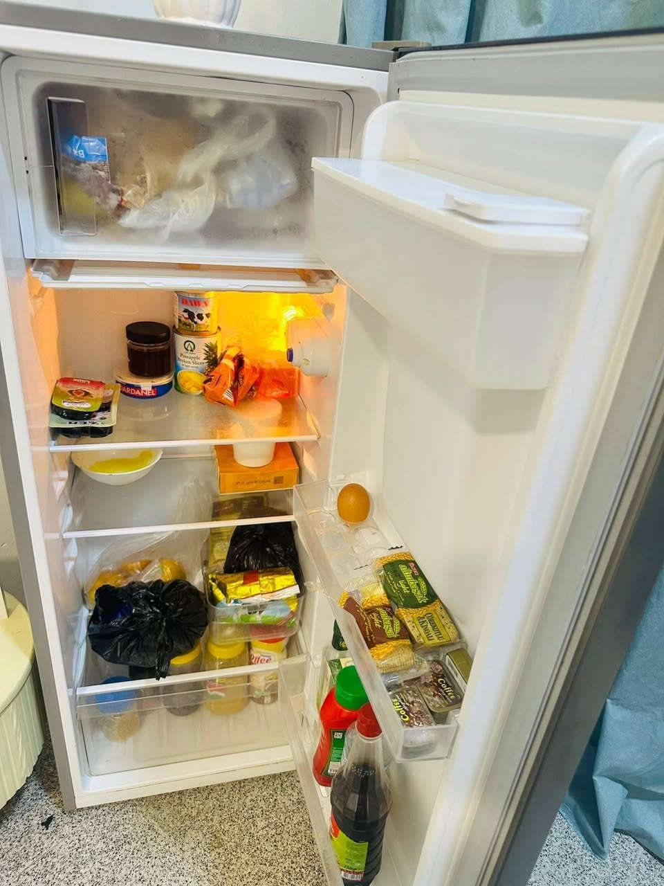 ثلاجه للبيع جديده بشكل الفريز ثلج وبيه براد مي 
السعر ١٧٥ وبيه مجال بسيط ***********
