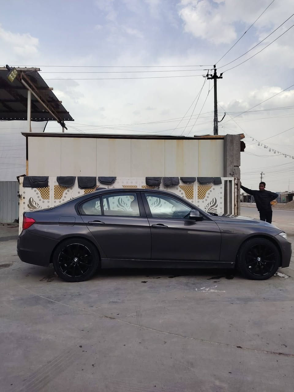 السلام عليكم من رخصة مدير الكروب المحترم بسعر مناسب أو مراوس ب 7راكب BMW F30 أعلى فىا  328 اربعه سلندر توين تيربو صاروخ ارضى ورقم مميز فول مواصفات أمريكي بدون حادث مرشوشه كلير فقص تبريد قطعتين ثلج السعر 125 رقم *********** بي واتساب
