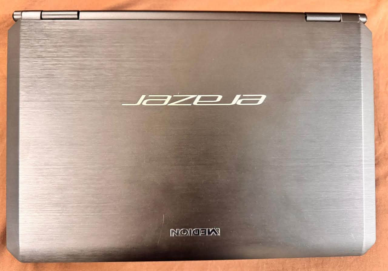 Medion Erazer (Gaming Laptop and Design)

🔹موديل X6823 Notebook PC

🔹 المعالج (CPU):
Intel Core i7-3630QM
(سرعة 2.4GHz وتصل أعلى مع Turbo)

🔹 كرت الشاشة (GPU):
NVIDIA GeForce GTX 670MX
(كرت قوي للألعاب والتصميم)

🔹 الرام (RAM):
8GB DDR3

🔹 التخزين (Hard):
256 SSD
750 HDD 

🔹 الشاشة:
15.6 بوصة Full HD

🔹 مميزات:
لابتوب مخصص للألعاب 🎮
يشغل برامج هندسية مثل AutoCAD وSolidWorks

يدعم ألعاب متوسطة إلى ثقيلة
يحتوي على منافذ USB 3.0 بواقع اربع منافذ  

تحتوي منفذ E-sata  ومنذ HDMI ومنفذ VGA
البطاريه جديدة بسعة عاليه 9000mah مصممه لتعمل فترات اكبر  بواقع 3 الى 4 ساعات حسب الاستخدام  

نظافه اللابتوب عالية جدا
#350.000
