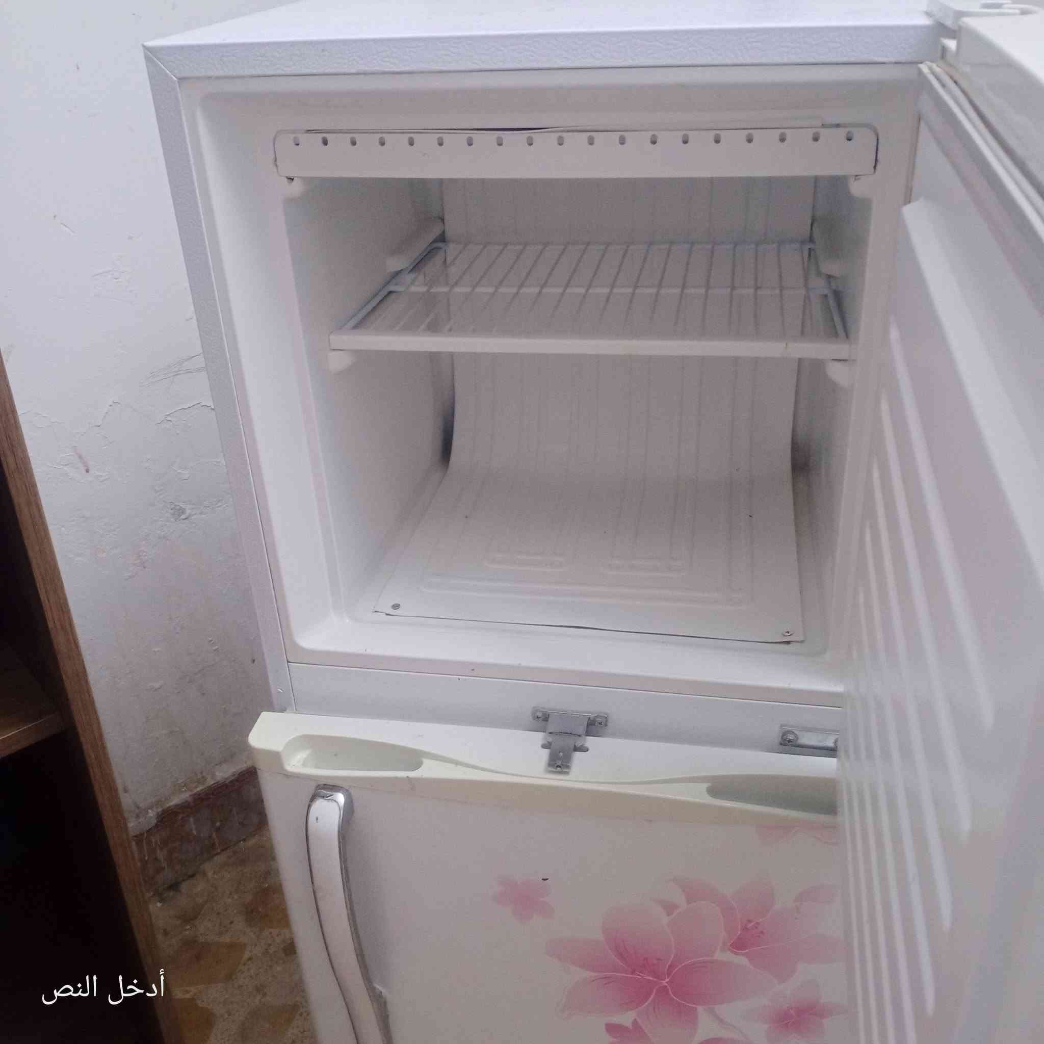 ثلاجه • نضيفه • بيها مجال