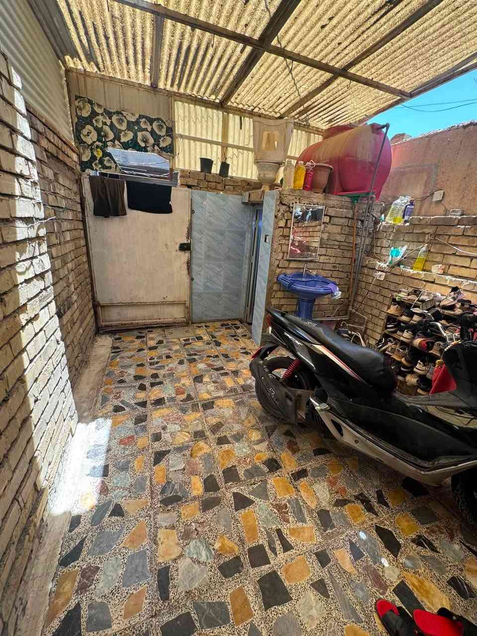 بيت للبيع / طابو ملك صرف
السند مشترك يحتوي على ١٠ أشخاص افتحلك بيان بطابو فقط

الموقع الشعب نهاية الفورتات مجاور مستشفى الزهراء الاهلي 

المساحه79متر  واجهه 3.5 نزال 22.5

 بناء 2017

البيت مدخل واحد +طابق واحد 

-الطابق الاول / طرمه +حمام خارجي + استقبال + غرفة +مطبخ + حمام+ترك

-الطابق الثاني/ يحتاج اله بناء ١٠ سوف طابوق يكمل +بيتونه كامله 

الُبيت داخل فرع مغلق مرتب من كل نواحي 

 شارع عريض 10

للاستفسار الاتصال على رقم هاتف ***********

السعر ٧٥ مليون
