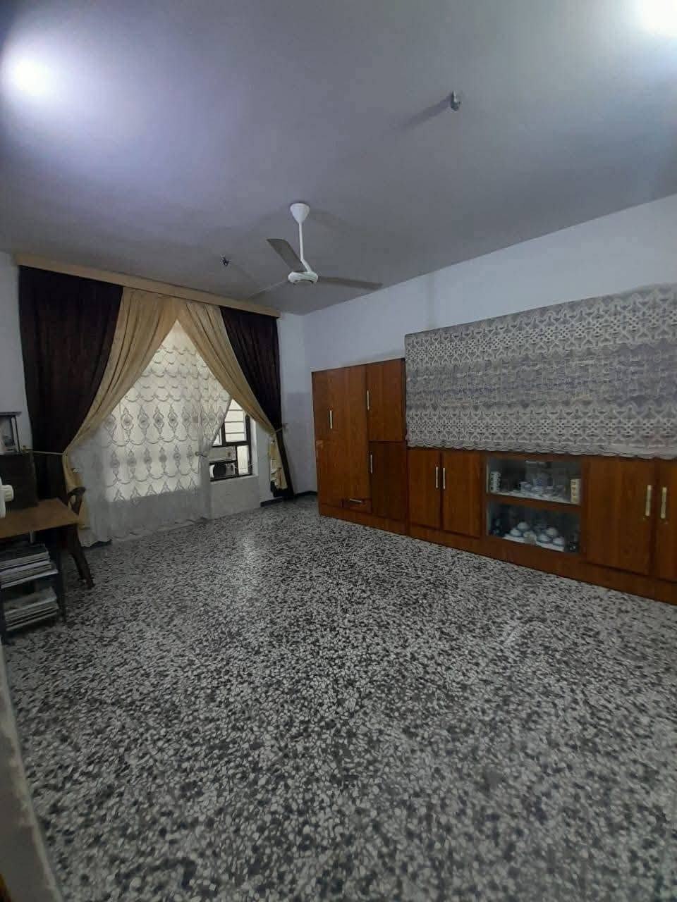 دار سكن للبيع مساحته ( 400 م )
واجه ( 19م * 21،5م ) طابو زراعي سند / 25 المساحة الكليه للسند ( 1،5 دونم ) بناء طابوق 🧱 سنة 2018 
يحتوي البيت على :- أستقبال وصاله ومطبخ سيراميك وغرفة نوم عدد 2 وصحيات داخليه وخارجيه وكراج سياره وحديقه جانبيه ارضية البيت كاشي سليمانية والجدران سيراميك 
متوفر جميع الخدمات وقريب على سوق أبو غريب 
السعر / 150 مليون وبيه مجال للجاد بالشراء ( البيع مكاتبه مصدقه من كاتب عدل )
العنوان / بغداد- ابو غريب - الناحيه - البستان - قرب جامع الحسن 
للأستفسار أكثر يرجى الاتصال على الارقام التاليه:-
*********** أتصال + واتساب 
*********** أتصال 
مكتب الديار للوساطة العقارية ( أبو عمر الزوبعي ) 
عمولة المكتب ‎%‎1
