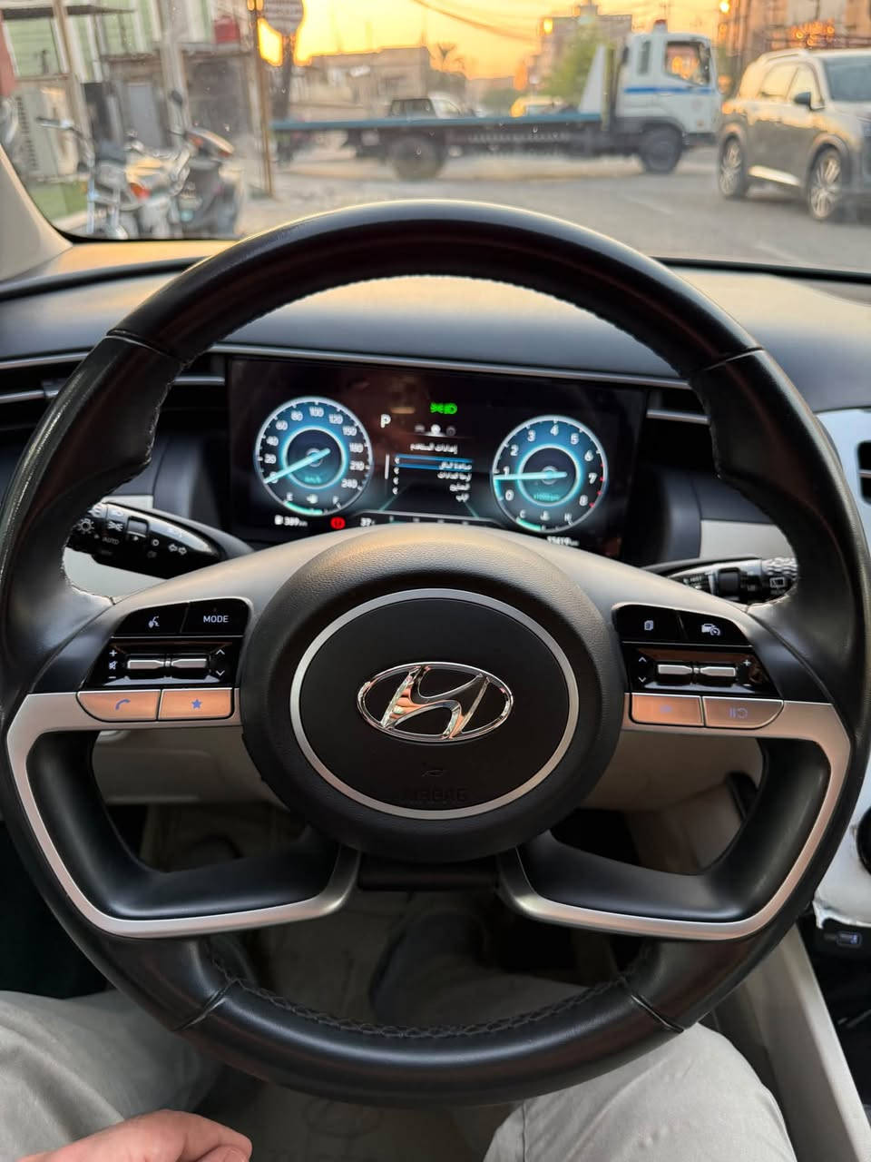🚗 هيونداي توسان 2024 (خليجي) - بحالة الزيرو! 🚗
المواصفات العامة:
 الموديل: 2024
 المواصفات: خليجي (مكفولة أخت الزيرو)
 المسافة المقطوعة: 33 كم فقط (بعدها بأكياس الشركة)
 الرقم: بغداد
 الملكية: من الشركة زيرو باسمي
 القمارة: حديد
 الموقع: كربلاء المقدسة
⚙️ المحرك والأداء:
 المحرك: 2000cc تنفس طبيعي
 ناقل الحركة: أوتوماتيك 6 سرعات
 أنظمة القيادة: 3 أنظمة (عادي / Sport رياضي / ECO اقتصادي)
✨ المواصفات الخارجية:
 إنارة أمامية فول LED + بك لايت خلفي LED
 ويل كروم قياس 18
 حساسات أمامية (4) + حساسات خلفية
 مري كهرباء مع إشارة بالمري
 السبير مانازل نهائياً
🛋️ المواصفات الداخلية والرفاهية:
 دخول ذكي بصمة (بدون مفتاح)
 كراسي أمامية كهرباء + تحكم استيرن كامل
 دشبول آيباد + شاشة تدعم (Apple CarPlay & Android Auto)
 كاميرا خلفية دوارة
 شاحن وايرلس + منافذ شحن ومخرج AUX
 سايد بريك كهرباء + Auto Hold + نظام مساعد نزول المنحدرات
 تبريد خلفي + بردات بلادية للأبواب الخلفية
📌 ملاحظة:
يوجد شخط بسيط بالباب الخلفي (خلف الصدر) وموضح بالصور، عدا ذلك السيارة مكفولة بالكامل.
💰 السعر: 202 ورقة ($20,200)
🚫 البيع كاش فقط (بدون مراوس)
📞 للتواصل والاستفسار:
 ***********
 ***********
@Ameer Fadhil
