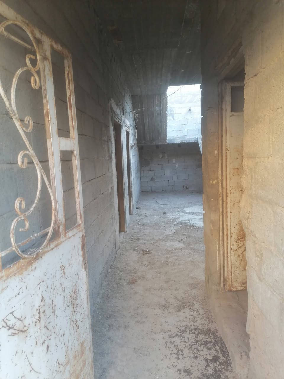 سلام عليكم هيكل. مساحته 325مربع. بي بناء 150متر يحتوي علئ غرفتين نوم كبيرات حمام مطبخ استقبال. تواليت خارجي. صب مسلح. الموقع. الراشديه قرية السلام السوامره سابقا.  سعر 55وبي مجال قليل. سند 25 زراعي. ***********
