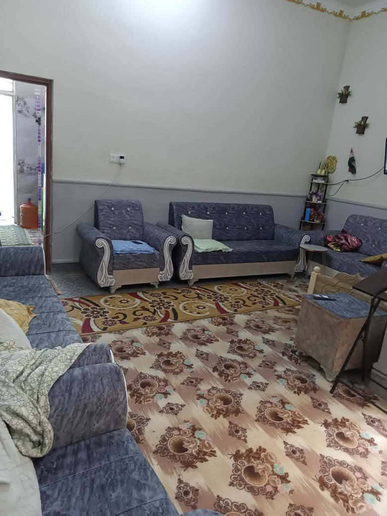 🏠 بيت للبيع – فرصة مناسبة للسكن 
📍 الموقع: حي الجوادين – شارع الإمام الصادق

📐 المساحة: 100 م²

يتكون البيت من:

• غرفة

• صالة

• مطبخ

• ديوانية

• صحيات

💧⚡🚰 جميع الخدمات متوفرة: ماء، كهرباء، مجاري.تبليط 

📌 البيت مناسب للسكن، وموقعه جيد وقريب من الخدمات.

📞 الإتصال فقت الشراي(  ***********)
