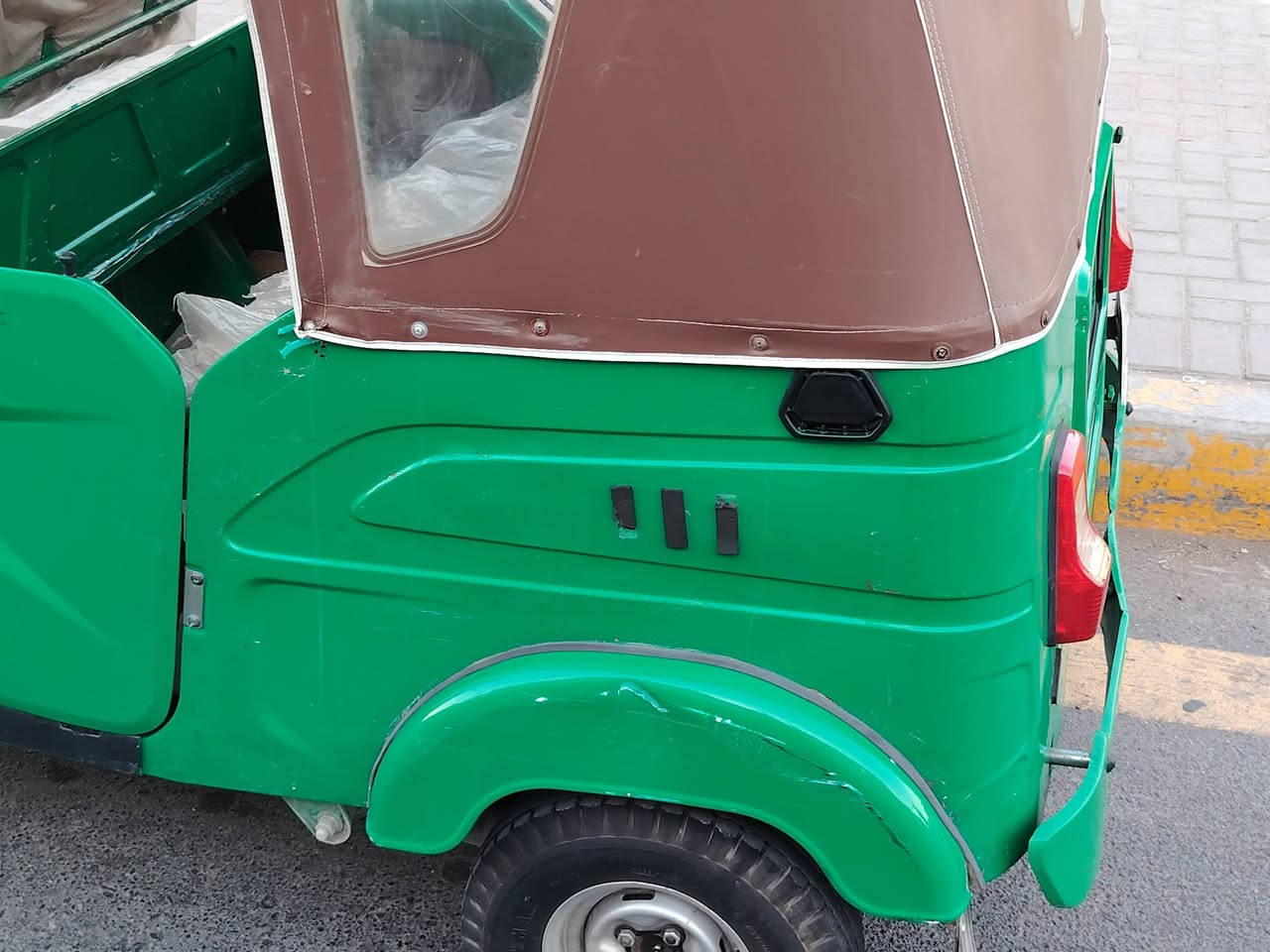 سلام عليكم تكتك البيع موديل ٢٢شهر١٢ ام كنر رقم سنويه هزه جديده بسمي تحويل ثاني يوم مكفوله مكينه وكشر  رقم ***********مكان ابو دشير
