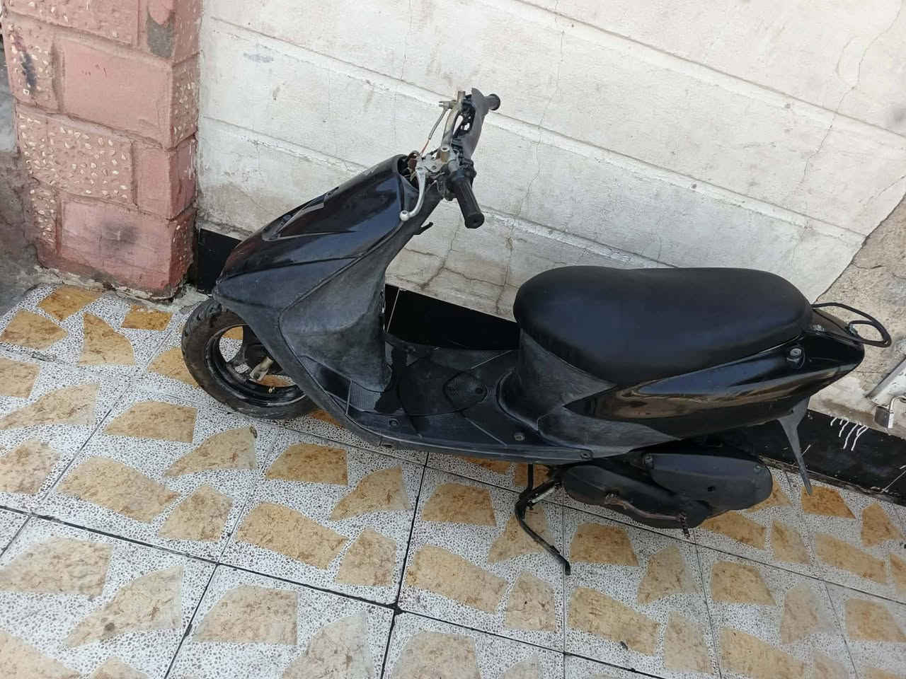 دراجة ساسوكي رياضي للبيع دراجة جاهزة ماعوزهة شي شلعة ومعدل شغل ووطلع مكينة خرسة السعر 150وبيهة مجال ***********
