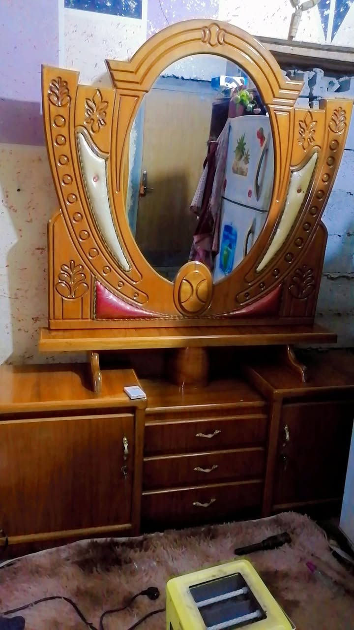 السلام عليكم من رخصت الادمن عندي غرفه نوم تسكم كلش نظيفه اريد ابيعها السعر ٩٠٠ وبيها مجال التواصل على الرقم *********** مكانها بغداد النهروان
