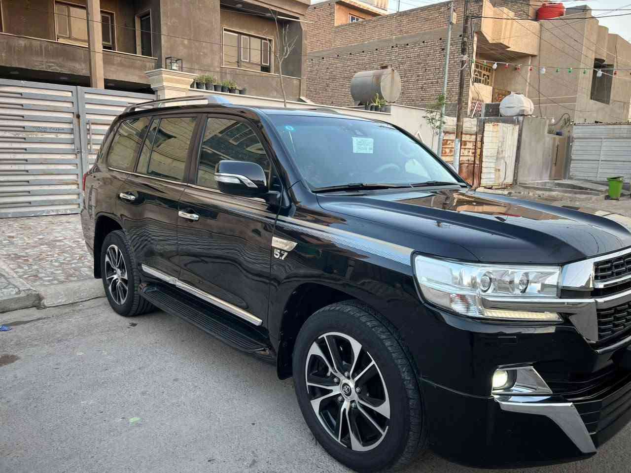 لاندكروز 2019 اصل تكمه وسنويه VXS جكات للي يدور سيارة جديدة وقطعة نادرة من نوعها
السيارة مكفولة كفالة عامة من جميع النواحي ونظيفة بمعنى الكلمة محرك 5700 فول مواصفات 
شرط الفحص ماشية 70 الف حقيقي شرط جهاز 
كير ومحرك بشرط كفالة
رقم بغداد باسمي شخصياً
عدد البصمات 2

🟡 السعـر 💵 525 بيها مجال بسيط سعره مناسب

المواصفات:
حساسات أمامي وخلفي
كاميرات 360 أمامي وخلفي وجانبيات – 4 كاميرات
مري شفط ونظام ترحيب
تبريد بالكشنات
باب خلفي كهرباء
لايتات دبل عدسة + LED
جميع الكشنات كهرباء
زنون بلادي
فتحة سقف
نظام اقتصادي للبنزين Economy
داخل جلد لونين
بلوتوث وتلفون ونظام ملاحة
تثبيت سرعة تفاعلي
نظام صوت Mark Levinson
مقاعد تدفئة وتهوية
3 شاشات
نظام مانع الانزلاق
نظام نزول المنحدرات
إشارات بالمرايا الجانبية
منفذ طاقة
Bluetooth / USB
جكات
شاحن هاتف Wireless
ستيرن كهرباء + خزن ستيرن + خزن كشنات
السيارة جديدة جداً واستعمال نظيف
وبعد بيها مواصفات هواي ومعروفه 

الاستفسار على الرقم التالي 
 ***********
