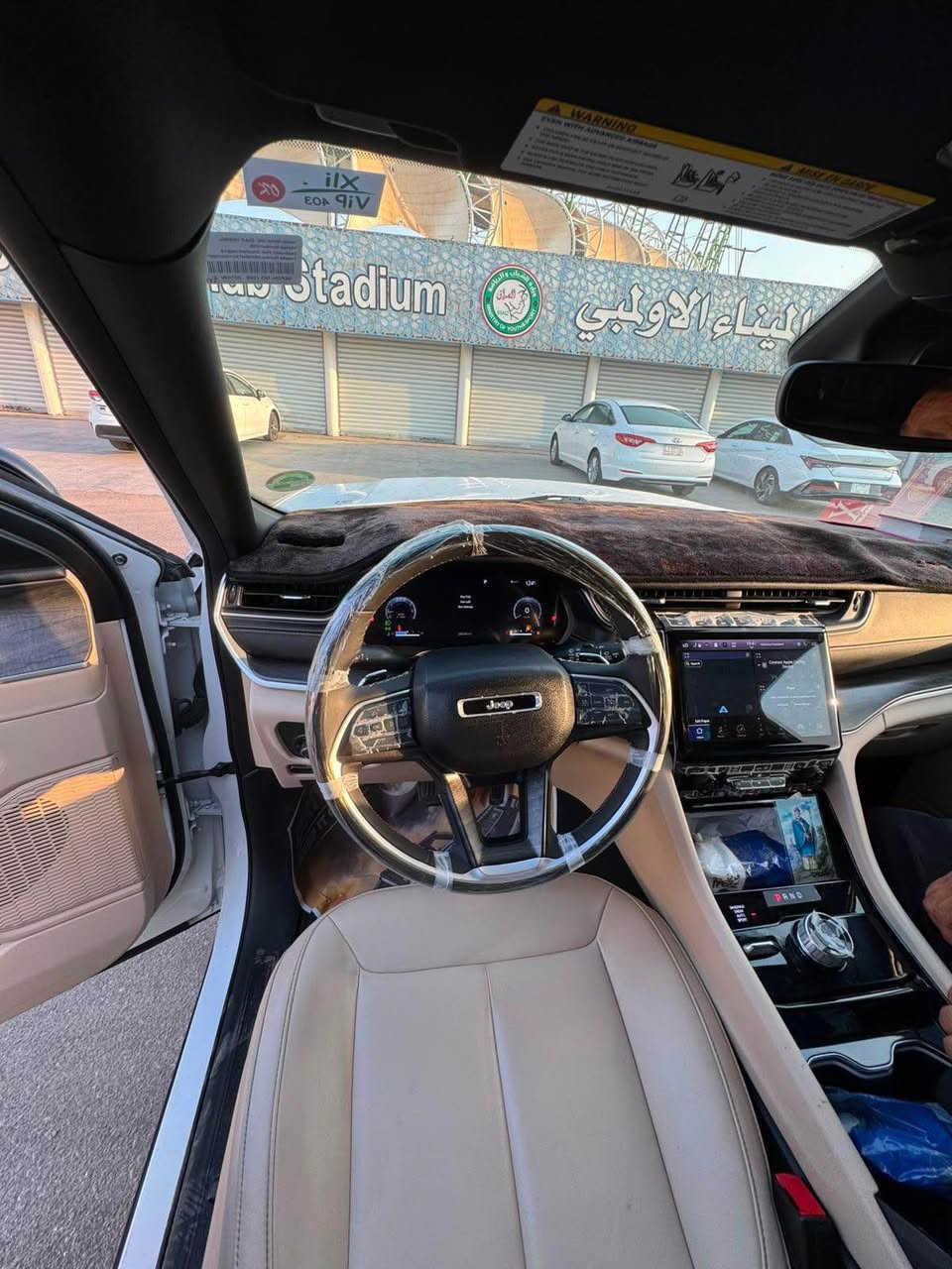 للبيع : جيب جراند شيروكي (Grand Cherokee) موديل
2023
الفئة: ليميتد (Limited) - فول مواصفات ما عدا البانوراما (التنتة).
المحرك: 6 سلندر،
نظام دفع رباعي (4x4).
أربع وضعيات للقيادة
الحجم: (L) ثلاثة قطع مقاعد (3 صفوف - 7 راكب).
رقم بصرة بسمي  جديد تحويل ثاني يوم 
مواصفات والداخلية:
داخلية جلد ملكي بلون بيج (أوف وايت) مميز ونظيف جداً بحالة الوكالة.
شاشة عرض لمس كبيرة تدعم Apple Carplay و
Android Aut» ال الي
شاشة عدادات رقمية (ديجيتال) بالكامل متطورة.
تحكم مقود (ستيرن) متكامل مع نظام تثبيت السرعة.
نظام تكييف مركزي منفصل للركاب في الخلف.
ناقل حركة (كير) ماوس دوار متطور مع وضعيات قيادة
متعددة.
حادث تبديل البنيد فقط، مع صبغ ربع جاملغ (أبسير وأيمن) تجميل مكاني البصره ‭***********‬ البصرة, العراق

نص مكتوب في الصور:
- BIDCARS