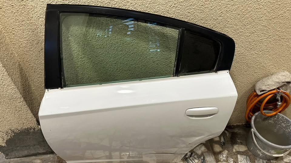سلام عليكم باب جارجر للبيع خلف السائق بلادي ابيض كامل بي طخة خفيفة
***********

